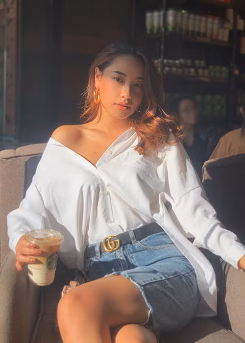 Tường Linh có làn da nâu khỏe khoắn nhờ tắm nắng.