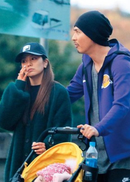 Năm 2015, Châu Du Dân bí mật kết hôn với Dụ Hồng Uyên sau 4 năm hẹn hò. Năm 2017, vợ chồng nam diễn viên có con gái. Ảnh: News Xem video "Loạt ảnh cũ của Angela Baby bị khui lại". Nguồn VTC Now