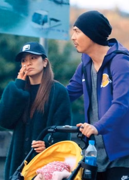 Năm 2015, Châu Du Dân bí mật kết hôn với Dụ Hồng Uyên sau 4 năm hẹn hò. Năm 2017, vợ chồng nam diễn viên có con gái. Ảnh: News Xem video "Loạt ảnh cũ của Angela Baby bị khui lại". Nguồn VTC Now