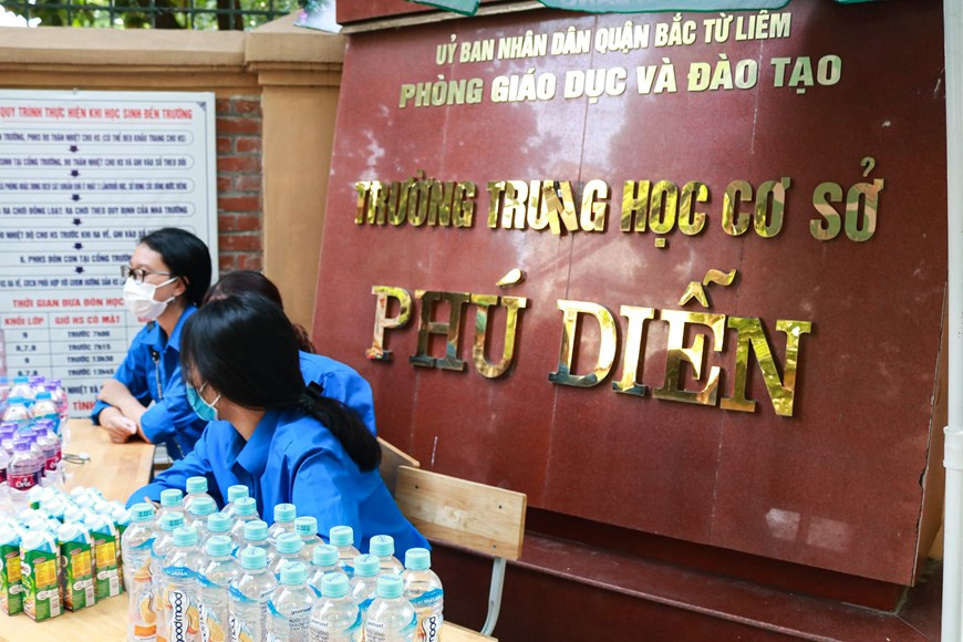 Dẫu vậy, ở điểm thi trường THCS Phú Diễn, công tác kiểm tra y tế trở nên nặng nề hơn khi sáng 9/8 tại khu vực phường Phú Diễn ghi nhận một ca nhiễm COVID-19 mới là một đàn ông 63 tuổi. (Ảnh: Nguyên An/Vietnam+)