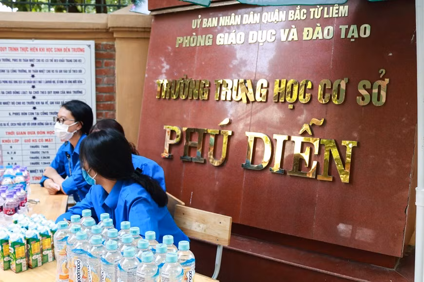 Dẫu vậy, ở điểm thi trường THCS Phú Diễn, công tác kiểm tra y tế trở nên nặng nề hơn khi sáng 9/8 tại khu vực phường Phú Diễn ghi nhận một ca nhiễm COVID-19 mới là một đàn ông 63 tuổi. (Ảnh: Nguyên An/Vietnam+)