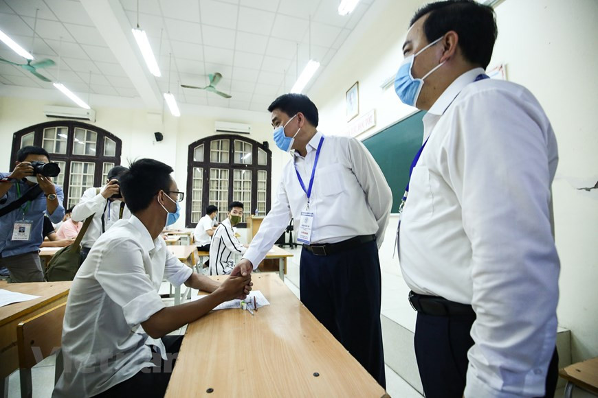 Trong khi đó, ở điểm thi THPT Phan Đình Phùng, Chủ tịch Ủy ban nhân dân thành phố Hà Nội Nguyễn Đức Chung đã trực tiếp kiểm tra công tác thi tốt nghiệp THPT. (Ảnh: Nguyên An/Vietnam+)