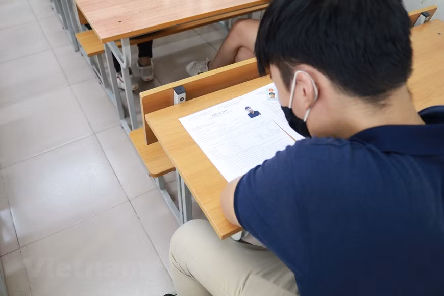 Trong ngày 9/8, thí sinh dự thi môn Ngữ Văn với thời gian làm bài 120 phút trong buổi sáng, sau đó tiếp tục thực hiện bài thi môn Toán ở buổi chiều trong thời gian 90 phút. (Ảnh: Nguyên An/Vietnam+)