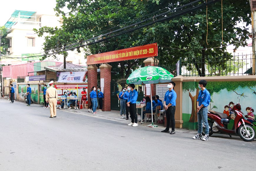 Mọi khâu kiểm tra y tế tại điểm thi này nghiêm ngặt hơn, trực tiếp nhân viên y tế sẽ đo thân nhiệt, kiểm tra tình hình sức khỏe thí sinh thay vì nhờ sự trợ giúp từ hội sinh viên tình nguyện. (Ảnh: Nguyên An/Vietnam+)