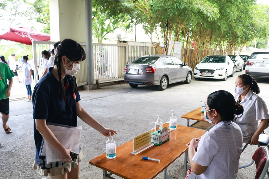 Trong buổi làm thủ tục dự thi chiều 8/8, các em học sinh đã được làm quen điều này khi kỳ thi diễn ra trong bối cảnh dịch COVID-19 phức tạp.