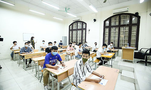 Gần 80.000 học sinh Hà Nội bước vào môn thi đầu tiên Ngữ Văn trong kỳ thi tốt nghiệp THPT năm 2020 sáng 9/8. (Ảnh: Nguyên An/Vietnam+)