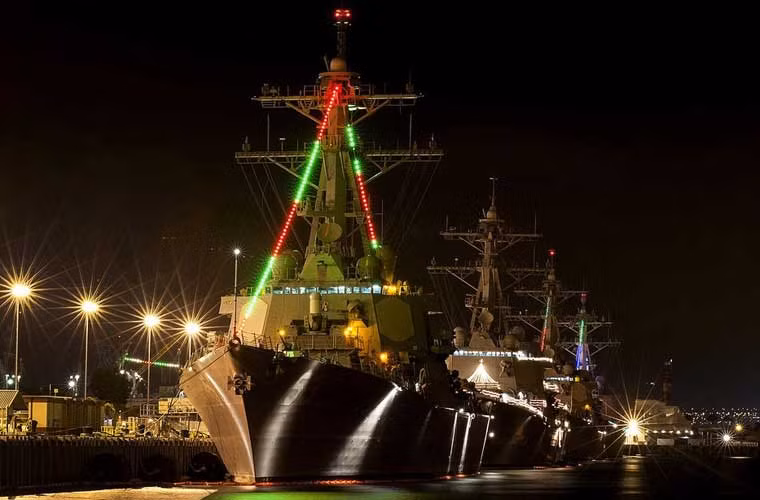 Các chiến hạm Aegis và căn cứ của Hải quân Mỹ được trang hoàng rực rỡ trong đêm Noel.