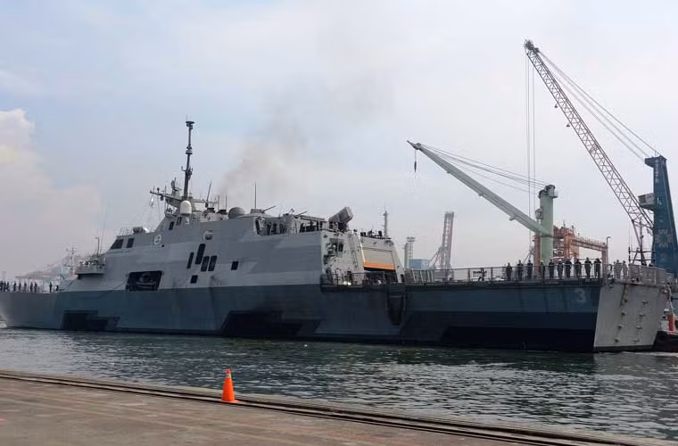 Tàu chiến đấu ven bờ USS Fort Worth (LCS-3) của Hải quân Mỹ thăm căn cứ Hải quân Indonesia ở Jakartan (ngày 22/12). Đây là quốc gia Đông Nam Á đầu tiên mà LCS-3 tới thăm trong thời gian triển khai tại khu vực này.