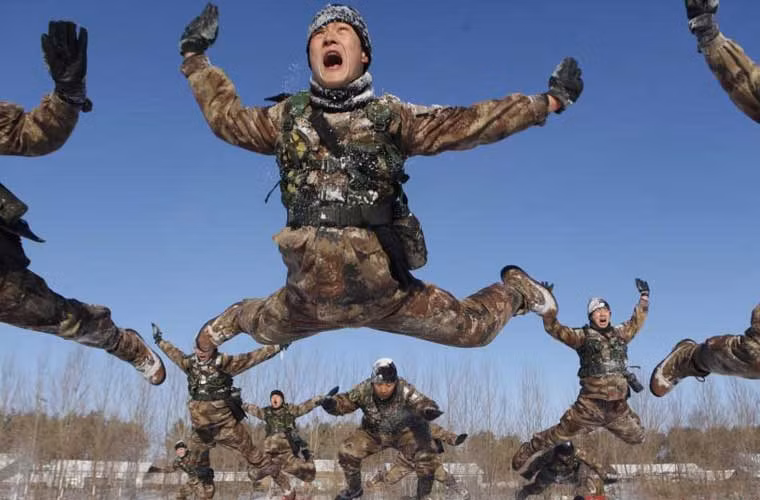 Các binh sĩ Quân đội Trung Quốc huấn luyện trong thời tiết cực lạnh.