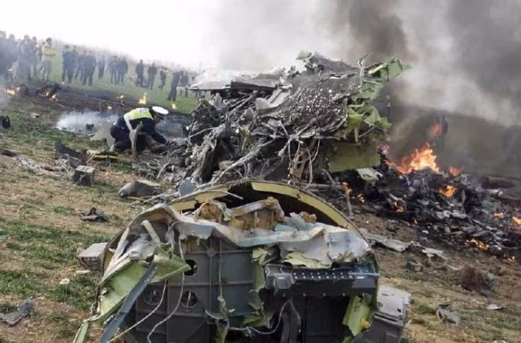 Hồi đầu tuần, một chiếc máy bay chiến đấu Trung Quốc đã gặp nạn, rơi xuống một cánh đồng ở thành phố Vị Nam, tỉnh Thiểm Tây. Vụ tai nạn khiến 2 phi công thiệt mạng, xác máy bay rải khắp cánh đồng. Theo các hình ảnh được công bố thì dường như đây là một chiếc tiêm kích J-11 do Trung Quốc sản xuất.