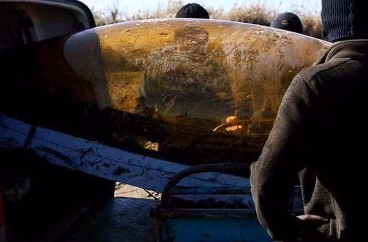 Nắp kính buồng lái máy bay tiêm kích F-16 của Không quân Jordan đang được các chiến binh Nhà nước Hồi giáo IS đưa lên xe chuyển đi. Chiếc máy bay này được IS tuyên bố là bắn rơi, dù cả Jordan và Mỹ đều phủ nhận, cho rằng chiếc F-16 bị trục trặc kĩ thuật rơi xuống vùng lãnh thổ IS kiểm soát.