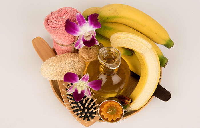 Chuối và dầu ô liu: Sử dụng hỗn hợp chuối và dầu ô liu 1 lần/tuần có thể dưỡng ẩm và làm mềm tóc. Xay nhuyễn 1 quả chuối chín với 1-2 thìa canh dầu ô liu nguyên chất. Đắp hỗn hợp này lên khi tóc ướt và để trong khoảng 15-20 phút, sau đó xả sạch với nước.