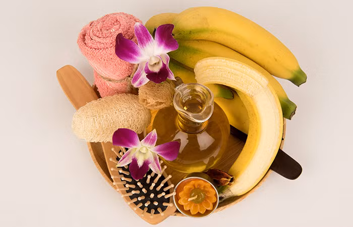 Chuối và dầu ô liu: Sử dụng hỗn hợp chuối và dầu ô liu 1 lần/tuần có thể dưỡng ẩm và làm mềm tóc. Xay nhuyễn 1 quả chuối chín với 1-2 thìa canh dầu ô liu nguyên chất. Đắp hỗn hợp này lên khi tóc ướt và để trong khoảng 15-20 phút, sau đó xả sạch với nước.