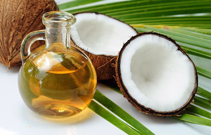 Dầu dừa: Các chất dưỡng ẩm trong dầu dừa sẽ giúp ngăn chặn tình trạng mất protein trên sợi tóc sau mỗi lần gội đầu, đồng thời giúp tóc mềm mượt hơn. Đổ một ít dầu dừa nguyên chất vào lòng bàn tay, mát-xa nhẹ nhàng lên tóc và da đầu trong vài phút rồi để khoảng 1 tiếng, sau đó gội đầu với dầu gội và dầu xả như bình thưỡng. Dầu dừa sẽ phát huy tác dụng nếu bạn thực hiện 1-2 lần/tuần.