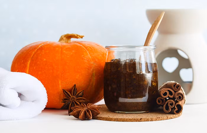 Dầu hạt bí đỏ và mật ong: Mật ong là chất dưỡng ẩm tuyệt vời và được sử dụng trong nhiều công thức dầu xả, còn tinh dầu hạt bí đỏ có thể ngăn rụng tóc. Trộn 1 thìa canh dầu hạt bí đỏ, 2 thìa mật ong và 2 thìa dầu dừa, xoa lên tóc ướt và để 15-20 phút, sau đó gội và xả tóc như bình thường. Để có hiệu quả tốt, hãy thử 1-2 lần/tuần.