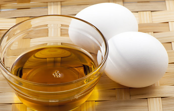 Lòng trắng trứng và dầu ô liu: Chất béo và protein là các thành phần dưỡng ẩm cực tốt cho tóc. Trộn 1 lòng trắng trứng với 2 thìa dầu ô liu, sau đó xoa lên tóc và da đầu, ủ bằng khăn mềm khoảng 30-60 phút sau đó gội, xả như bình thường. Bạn có thể áp dụng 1-2 lần/tuần./.