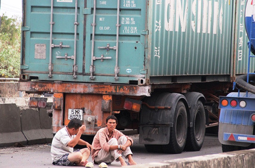 Nhieu nguoi dung tim vi suyt co tham hoa tren Càu Phú Mỹ-Hinh-5