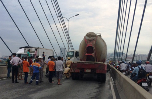 Nhieu nguoi dung tim vi suyt co tham hoa tren Càu Phú Mỹ