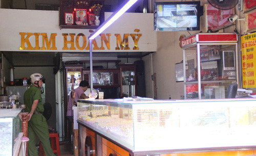 Hai phụ nũ chóng trả ten cuóp tiẹm vàng giũa ban ngày-Hinh-2