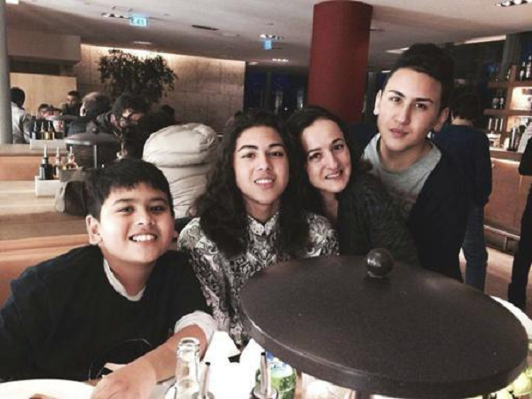 Trên đường đến cầu thang máy bay, Miguel bất ngờ chạy lại phía mẹ, ôm bà và nói: “Mẹ ơi, con sẽ nhớ mẹ. Nhỡ máy bay rơi và con chết thì sao? Con sợ ngồi máy bay!”. Người mẹ cảm thấy rất kỳ quái, nhưng vẫn an ủi cậu, bà nói: “Đừng nói vậy, sẽ không có chuyện gì đâu”. Khi Samila nhìn hai anh em rời đi, cậu con trai nhỏ cứ ngoái lại nhìn cô, ánh mắt đầy bi ai…