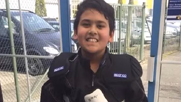 Vào ngày 17/ 7/ 2014, cậu bé 11 tuổi người Hà Lan Miguel Panduwinata chuẩn bị theo chân anh trai 19 tuổi lên chuyến bay MH17 của Malaysia Airlines và bay từ Amsterdam về nhà bà ngoại ở Bali để đi nghỉ. Cậu bé ôm hôn và chào tạm biệt người mẹ Samira trước sự chứng kiến của hải quan.