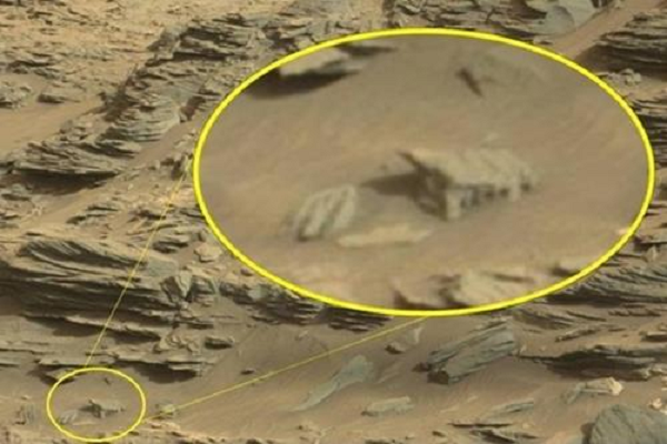 Joe White, một nhà báo người Anh, tuyên bố đã phát hiện ra một dị vật kỳ lạ khi xem xét các bức ảnh của sao Hỏa được gửi về từ tàu thăm dò Curiosity. Những bức ảnh cho thấy phần đầu của bức tượng một phụ nữ chiến binh trông khá giống những bức tượng Ai Cập cổ đại trên Trái đất.