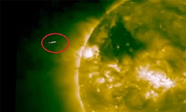 Tức là phản ứng nhiệt hạch xảy ra ở nhiệt độ rất thấp, chứ không phải 100 triệu độ C như chúng ta vẫn nghĩ. Còn bên trong Mặt Trời là một cấu trúc rỗng và có sự sống.