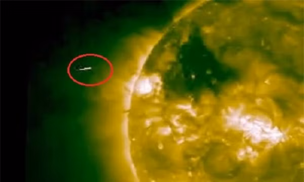 Tức là phản ứng nhiệt hạch xảy ra ở nhiệt độ rất thấp, chứ không phải 100 triệu độ C như chúng ta vẫn nghĩ. Còn bên trong Mặt Trời là một cấu trúc rỗng và có sự sống.