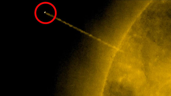 Ngoài ra còn có nhiều bức hình khác cho thấy có rất nhiều UFO xung quanh Mặt Trời. Thậm chí còn có UFO hút trực tiếp năng lượng của Mặt Trời.