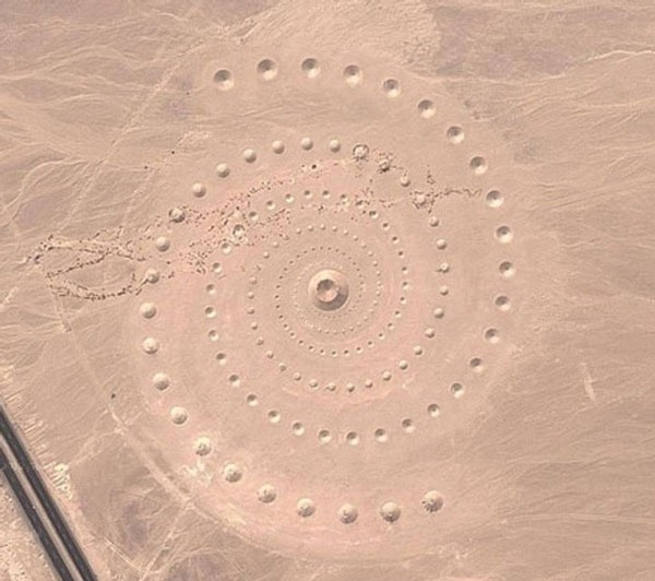 Hình xoắn ốc khổng lồ này nằm trên một sa mạc ở Ai Cập, gần bờ Biển Đỏ. Nhìn thì có vẻ đây là tác phẩm của một thế lực siêu nhiên nào đó nhưng thực chất là một tác phẩm nghệ thuật mang tên Desert Breath.