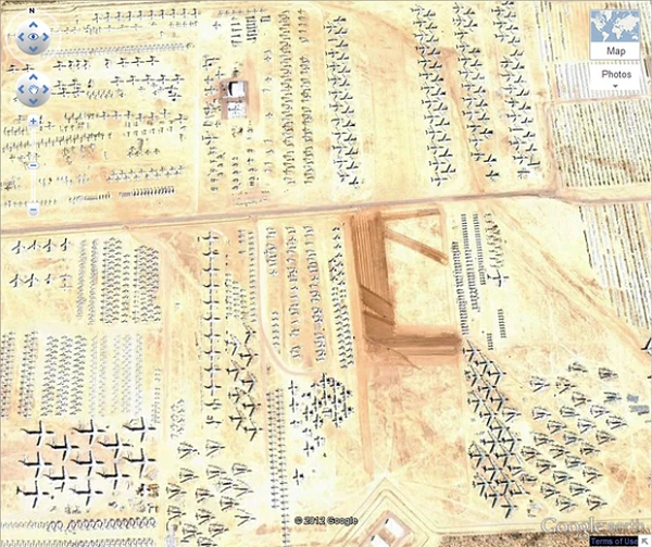 Căn cứ không quân Davis Monthan Air Force Base nằm ở Tucson, Ariz là nơi an nghỉ cuối cùng của 2.600 chiếc máy bay quân sự Mỹ. Nơi này không mở cửa cho công chúng, nhưng Google Earth cung cấp cái nhìn sơ lược về những gì bên trong với độ phân giải cao.
