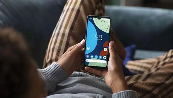 Thiết bị này cũng được xếp hạng IP54 và đạt chứng nhận thả rơi MIL810G. Fairphone 4 tự hào có màn hình LCD 6,3 inch độ phân giải FHD+ với lớp kính cường lực Gorilla Glass 5. Màn hình này chứa notch hình giọt nước cho camera selfie 25 MP và máy quét dấu vân tay gắn bên.