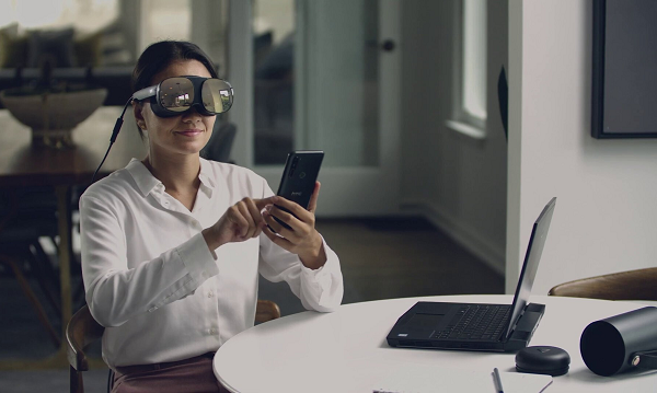 VIVE Flow sở hữu bộ loa và micro kép, có khả năng khử tiếng ồn cũng như hỗ trợ kết nối âm thanh thông qua Bluetooth. Ngoài ra, Vive Flow còn được trang bị 64 GB bộ nhớ trong, đi kèm với 4 GB RAM. VIVE Flow hỗ trợ đồ họa vô song với trường nhìn rộng lên đến 1000, độ phân giải 3.2K sắc nét và tốc độ làm mới 75Hz linh hoạt.