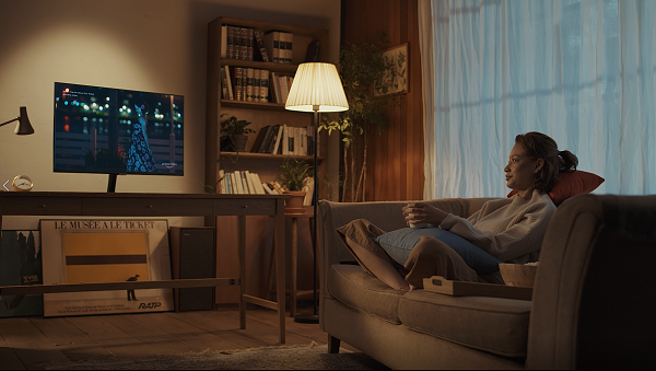 Không những thế, M7 tích hợp kết nối di động và PC, cho phép người dùng chuyển đổi giữa trung tâm giải trí và màn hình máy tính. Người dùng có thể kết nối các thiết bị di động bằng cách sử dụng Tap View, App Casting, Apple AirPlay 2 hoặc Samsung DeX. Samsung M7 có các ứng dụng Microsoft Office 365.