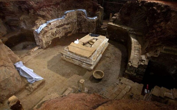 Không những thế, điểm mấu chốt ảnh hưởng đến sức khỏe và tuổi thọ của những tên trộm mộ đó là tâm lý luôn trong trạng thái bất an của chúng. Với đầy rẫy nguy hiểm khi hành nghề như vậy, phần lớn những tên trộm mộ đều khó có thể sống thọ là điều dễ hiểu.