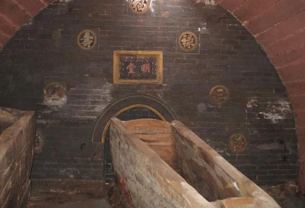 Những chất độc này có thể gây hại tức thời, cũng có thể để lại ảnh hưởng lâu dài cho sức khỏe những tên trộm mộ. Có những tên trộm thậm chí đã ăn, ở, ngủ, nghỉ tại các hầm mộ để vơ vét.