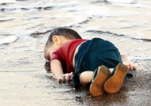 Hình ảnh cậu bé Alan Kurdi 3 tuổi người Syria, bị trôi dạt vào một bãi biển ở Bodrum, Thổ Nhĩ Kỳ ngày 2/9/2015 khi đang thoát khỏi cuộc chiến ở Syria cùng gia đình khiến cả thế giới rúng động, khắc họa rõ ràng nhất sự tàn nhẫn của chiến tranh ngay cả trong thời hiện đại.
