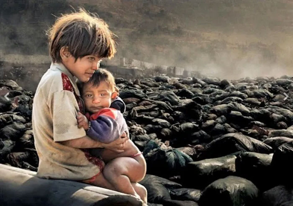 Tại Kathmandu - thủ đô của Nepal, nhiếp ảnh gia Chan Kwok Hung đã chụp được bức ảnh hai đứa trẻ vô gia cư đang sống trên đường. Hàng ngày, hai anh em đến bãi phế liệu gần đó và tìm kiếm bất cứ thứ gì có giá trị để bán.