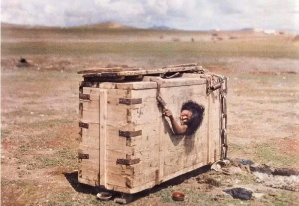 Một phụ nữ trẻ người Mông Cổ đang cố gắng giải thoát mình khỏi một cái cũi gỗ. Vì bị cho là ngoại tình, cô bị giam cho đến chết vì đói. Những chiếc bát trước mặt cô ban đầu được đổ đầy nước và cô phải xin ăn. Tuy nhiên, kết cục cuối cùng là cái chết, cho dù quá trình này có thể kéo dài.