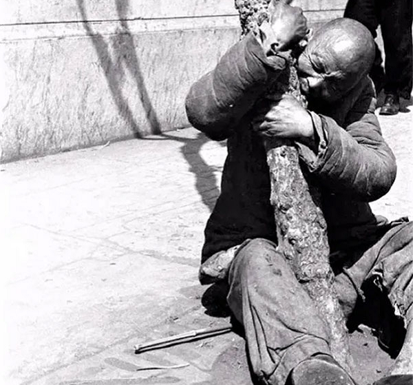 Bức ảnh một người đàn ông đói khát tuyệt vọng gặm vỏ cây bên ngoài đại sứ quán Anh cho thấy sự tàn khốc của nạn đói ở Hà Nam (Trung Quốc) kéo dài từ mùa hè năm 1942 đến mùa xuân năm 1943, cướp đi sinh mạng của 2-5 triệu người và khiến 4 triệu người đã phải tha phương cầu thực.