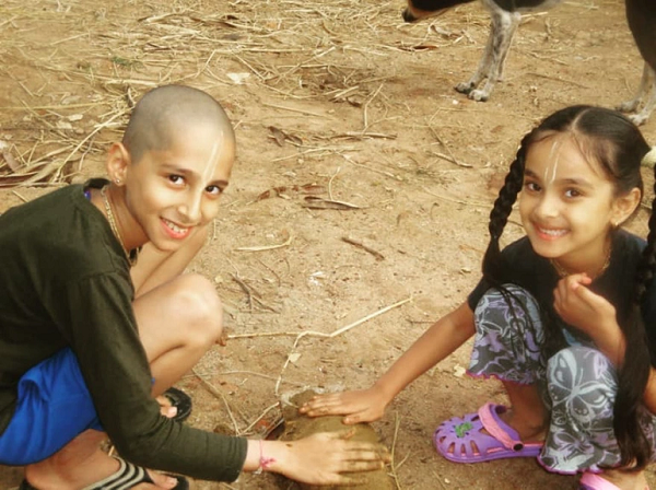 Trong đúng thời gian này, nước Mỹ đã xảy ra ít nhất 30 trận lốc xoáy tại 6 bang là Arkansas, Illinois, Kentucky, Missouri, Mississippi và Tennessee, khiến hơn 100 người chết, hàng loạt nhà cửa và cơ sở hạ tầng bị tàn phá nặng nề.