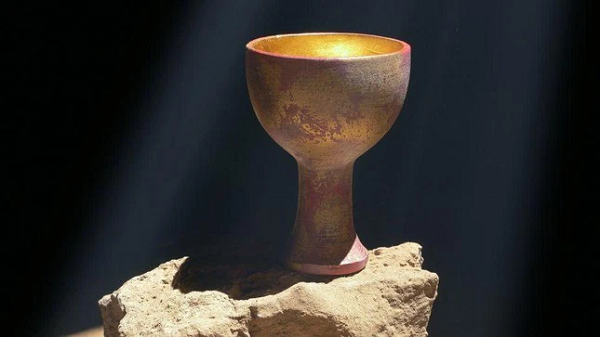 Chén Thánh, chiếc cốc mà Chúa Giê-su đã uống trong bữa ăn tối cuối cùng với các môn đồ trước khi bị đóng đinh, chưa bao giờ được tìm thấy và gần như chắc chắn sẽ không bao giờ có. Phải đến thời Trung cổ, người ta mới quan tâm nhiều đến nó, sau khi có những người viết một số câu chuyện về Vua Arthur mô tả việc tìm kiếm Chén Thánh là một nhiệm vụ mà Vua Arthur và các hiệp sĩ của ông đã thực hiện.