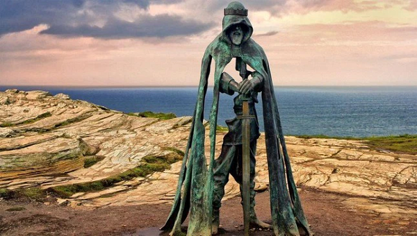 Câu chuyện về Vua Arthur (King Arthur) đã được kể đi kể lại nhiều lần trong hơn 1.000 năm qua. Một số địa điểm ở Anh có truyền thuyết liên quan đến Vua Arthur, chẳng hạn như Tintagel, một địa điểm ven biển được cho là quê hương của Vua Arthur; nhưng các cuộc khai quật vẫn chưa xác nhận Arthur đã từng sống ở đó hay còn tồn tại.