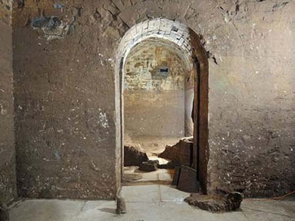 Năm 2009, tại thành phố An Dương, tỉnh Hà Nam, các nhà khảo cổ học địa phương tuyên bố rằng, họ đã tìm thấy lăng mộ được cho là thuộc về Tào Tháo.