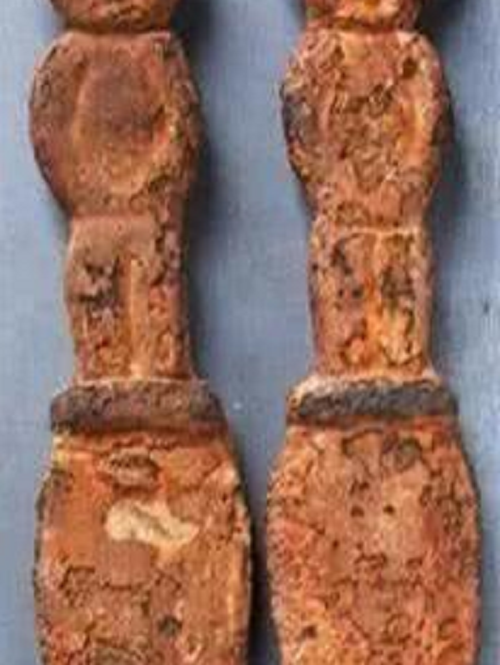 Trong đó có nhiều cổ vật quý giá bao gồm cả một chiếc thương ngắn mà Tào Tháo từng sử dụng. Tuy nhiên, một di tích văn hóa đặc biệt hấp dẫn, gây tò mò nhất được tìm thấy trong lăng mộ Tào Tháo là một loại vũ khí được gọi là "giản", được làm từ sắt hoặc đồng.