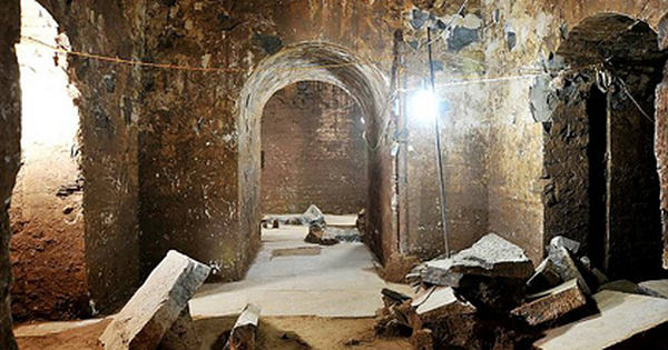 Tuy nhiên, sinh thời, Tào Tháo nổi tiếng tàn ác, đa nghi, giết hại nhiều người và làm nhiều việc xấu, trong đó có việc đào trộm mộ để tìm vàng bạc châu báu lấy tiền nuôi quân.