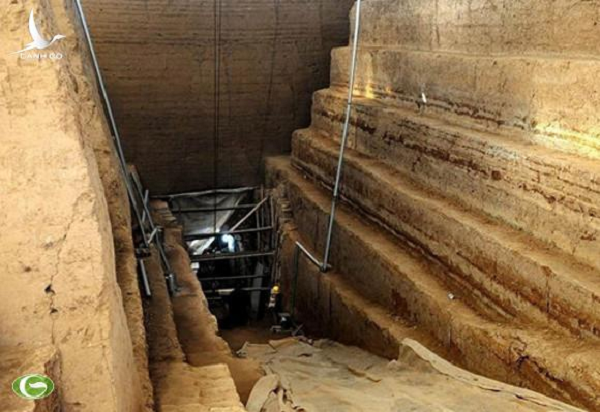 Loại vũ khí này vốn đã thất truyền hàng nghìn năm và khi nó được tìm thấy trong lăng mộ của Tào Tháo, các chuyên gia đã xuýt xoa không ngớt rằng đây là quả "báu vật". Giản là vũ khí trông giống như giáo nhưng ngắn hơn giáo, thường được sử dụng 1 cặp với nhau.