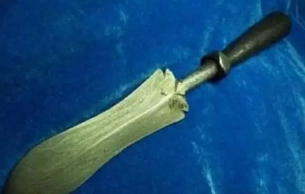 Các nhà khảo cổ còn tìm thấy hơn 250 hiện vật làm từ vàng, bạc, gốm…, đặc biệt là các bức vẽ trên đá kể lại cuộc đời của Tào Tháo. Một số thẻ bài bằng đá có khắc chữ "Ngụy Vũ Vương", danh hiệu của Tào Tháo sau khi ông qua đời.