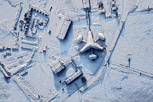 Người dùng MrMBB333 đã phát hiện cấu trúc trông giống như một "trung tâm UFO" của người ngoài hành tinh trên một hòn đảo phủ đầy băng giá ở Bắc cực khi đang sử dụng Google Earth.