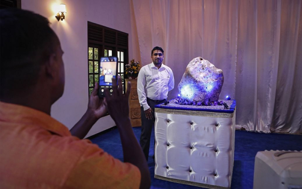 Nguồn gốc tên gọi của đá Sapphire bắt nguồn từ tiếng Hy Lạp với nghĩa “Đá màu Xanh da trời”. Dễ nhận thấy dòng đá quý có màu xanh biển nổi bật hơn cả. Điều này có được nhờ các lớp Titan, Crom, Magie,… trong thành phần cấu tạo của đá tạo nên.